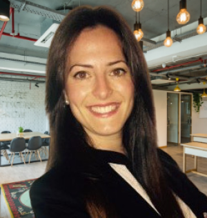 Mujer sonriente de pelo castaño largo