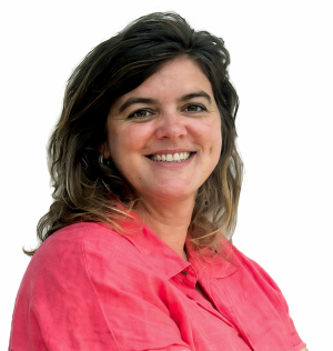 Mujer sonriente, pelo largo y una camisa color salmón