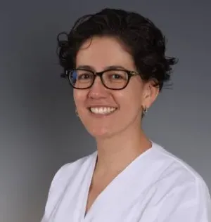 Mujer sonriente con el pelo corto y gafas de ver