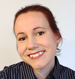 Mujer sonriente con una camisa de rallas